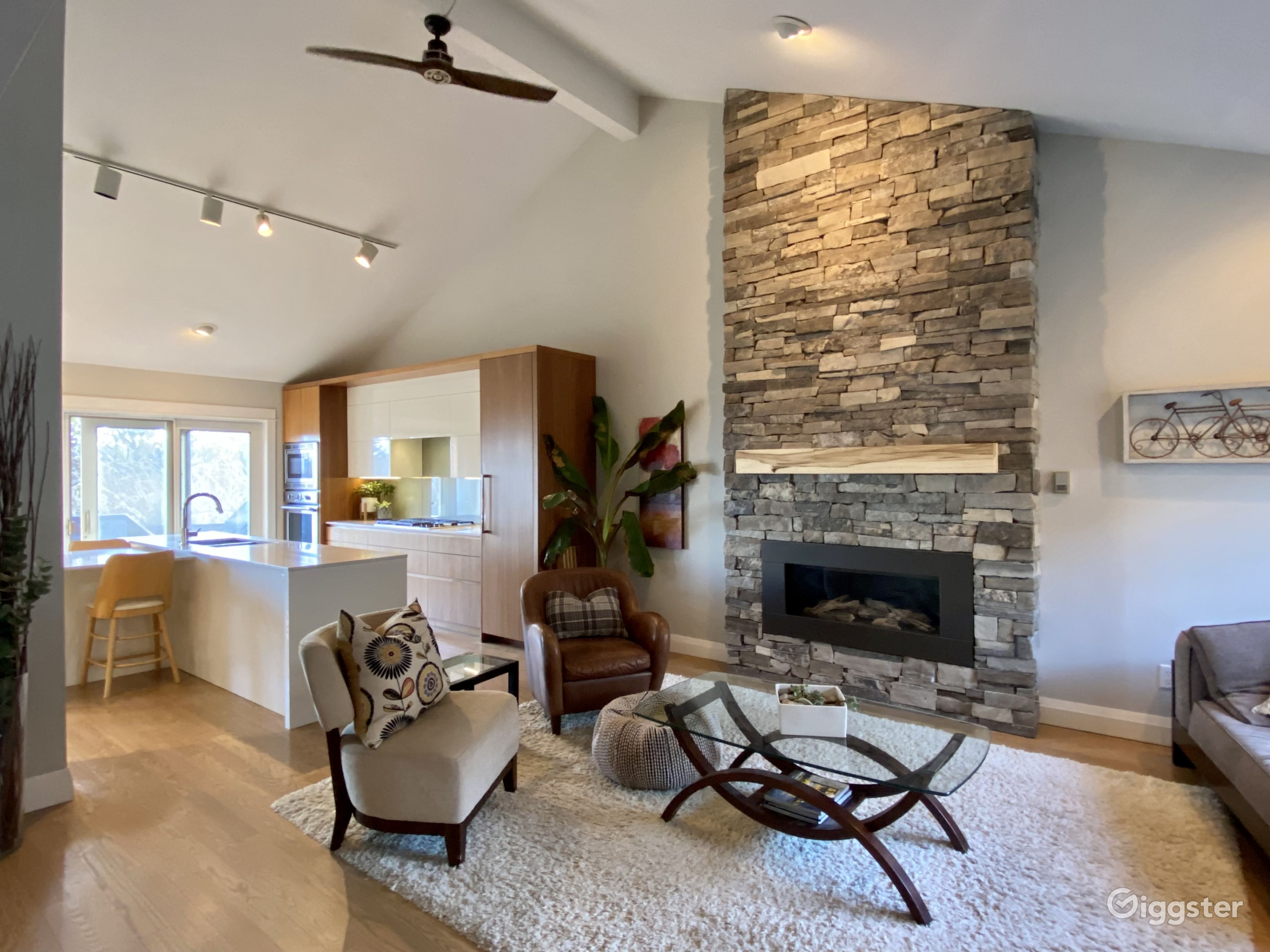 Stunning Home and Large yard with Pool in Dundas Rent this location