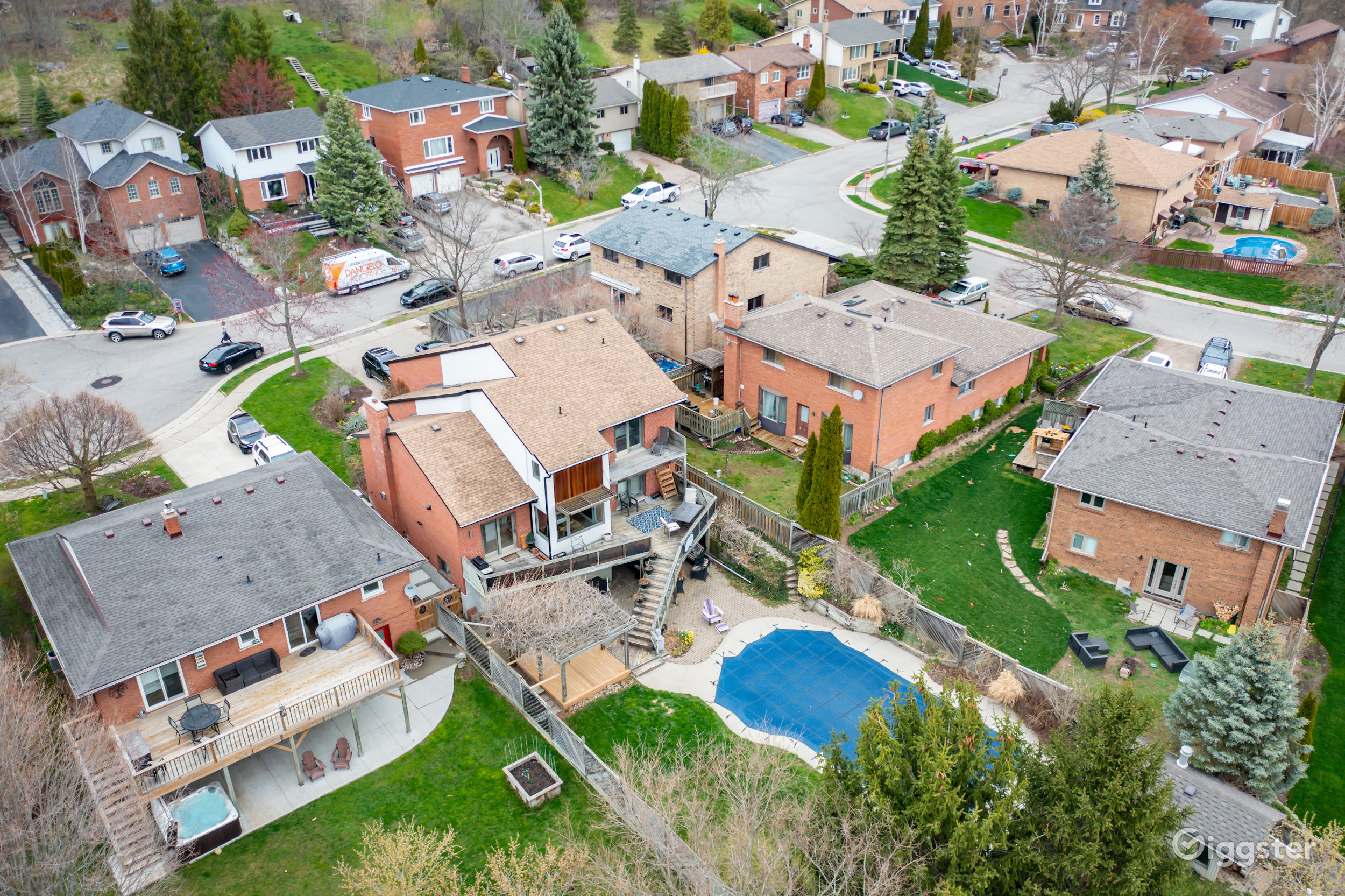 Stunning Home and Large yard with Pool in Dundas Rent this location