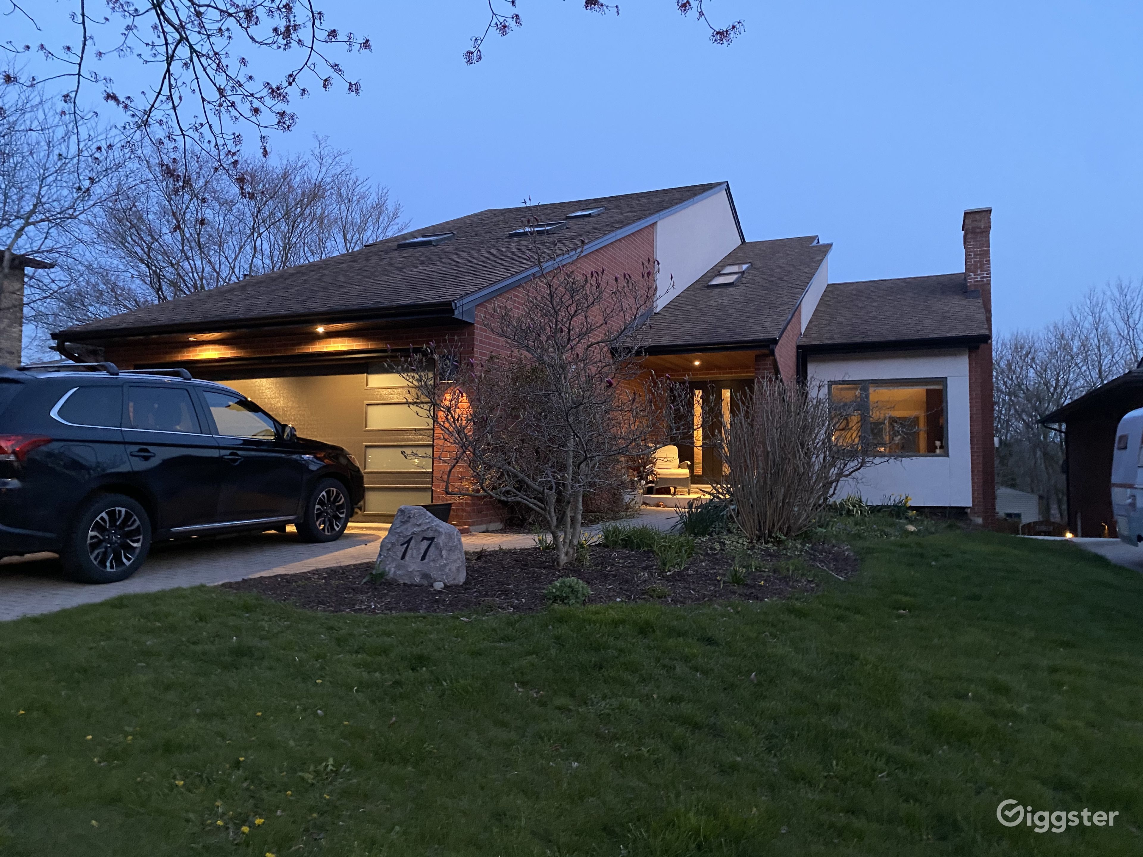 Stunning Home and Large yard with Pool in Dundas Rent this location