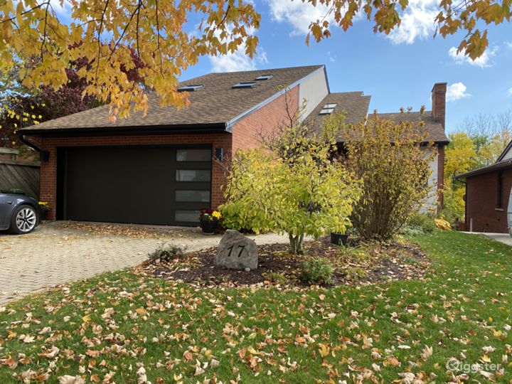 Stunning Home and Large yard with Pool in Dundas Rent this location