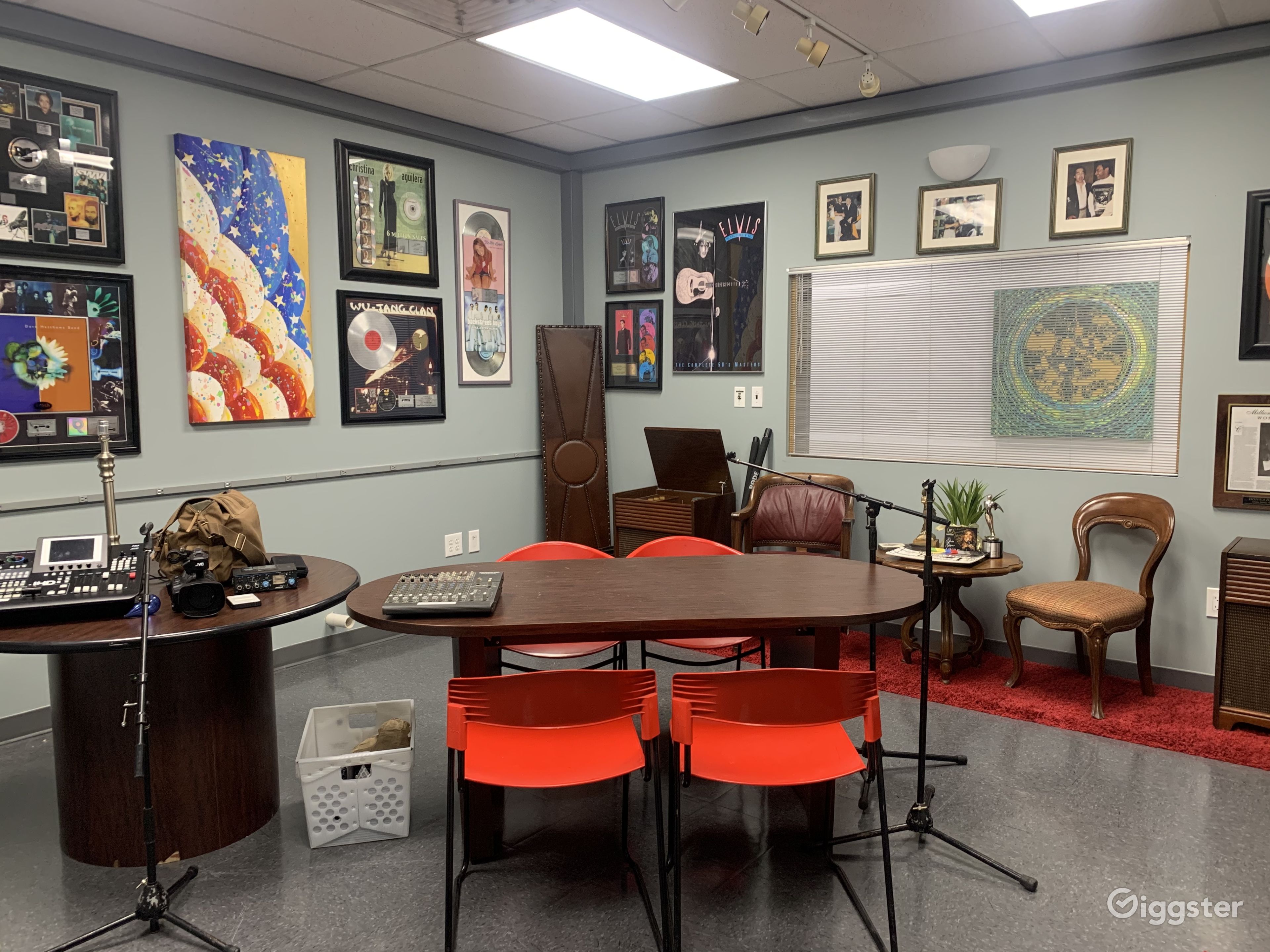 Fully Equipped Video Podcasting Studio w/Editing Rent this location