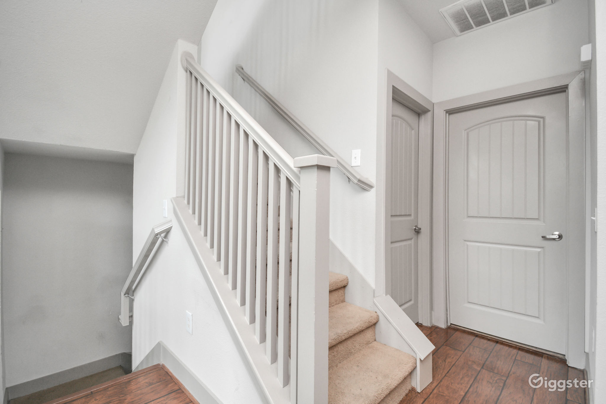 Luxury 3 story townhouse near galleria Rent this location on Giggster