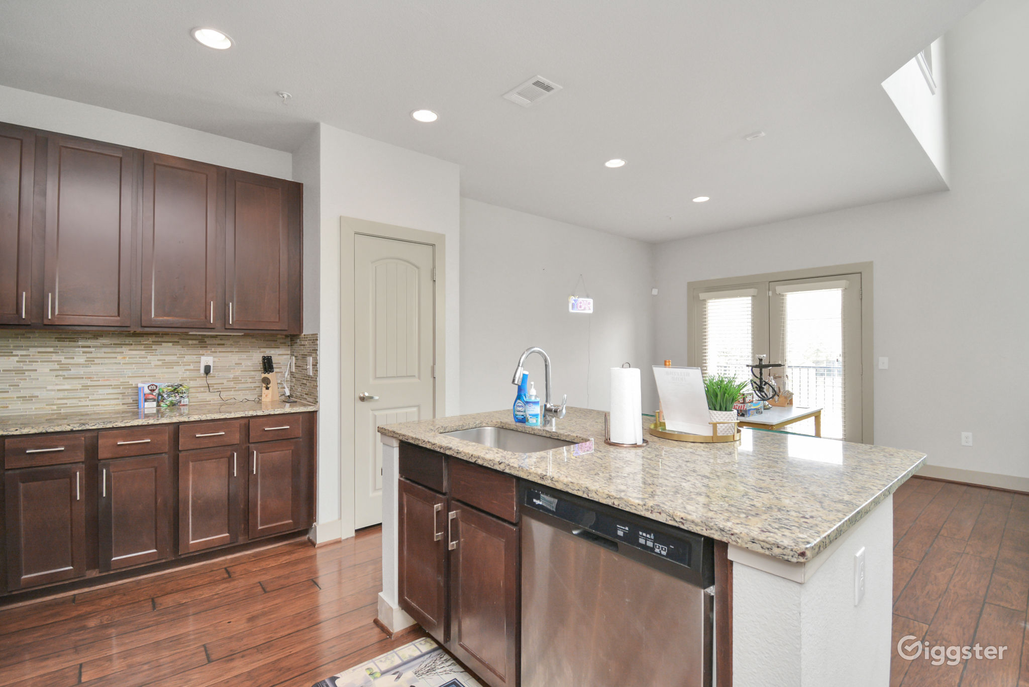 Luxury 3 story townhouse near galleria Rent this location on Giggster