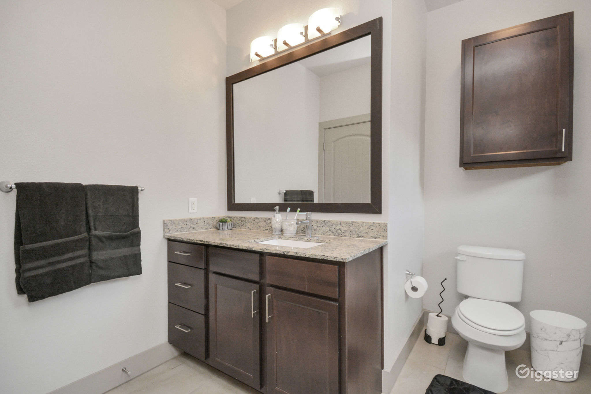 Luxury 3 story townhouse near galleria Rent this location on Giggster