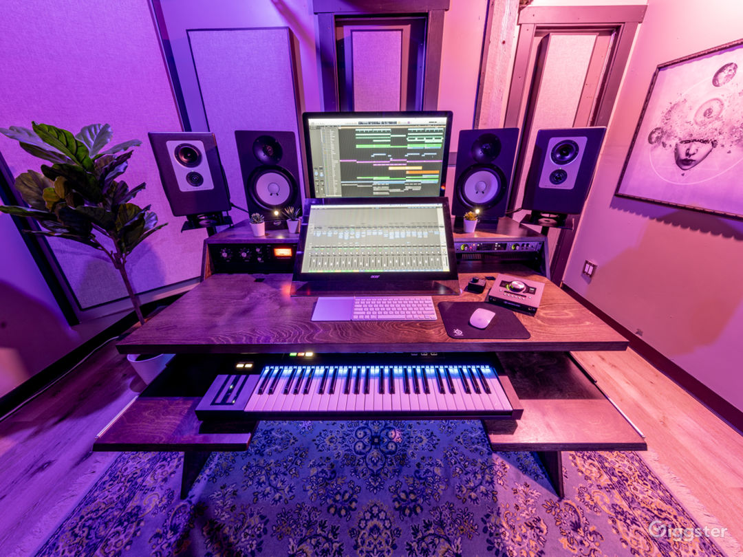 Boutique Music &amp; Live Studio in Gastown Photo 2