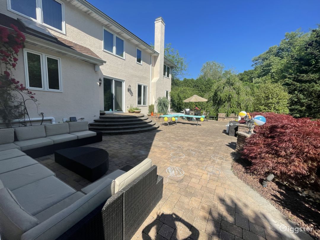 Large estate with pool and creek  Photo 4
