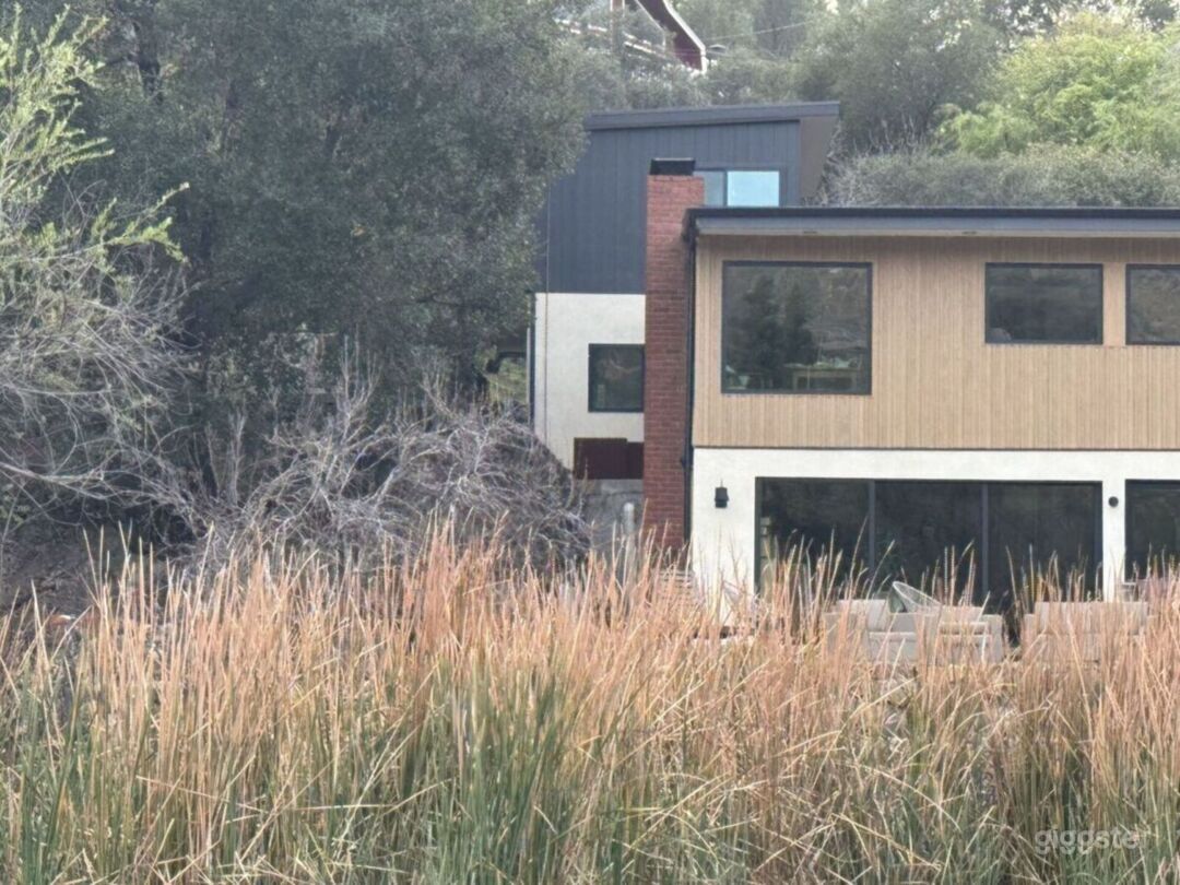 Serene lake house with Mountain View Photo 2