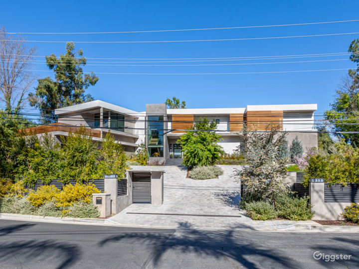 Modern Mansion in the Valley  Photo 5