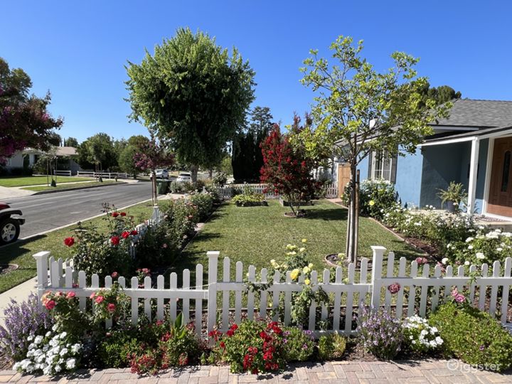 Beautiful neighborhood, plenty of street parking.