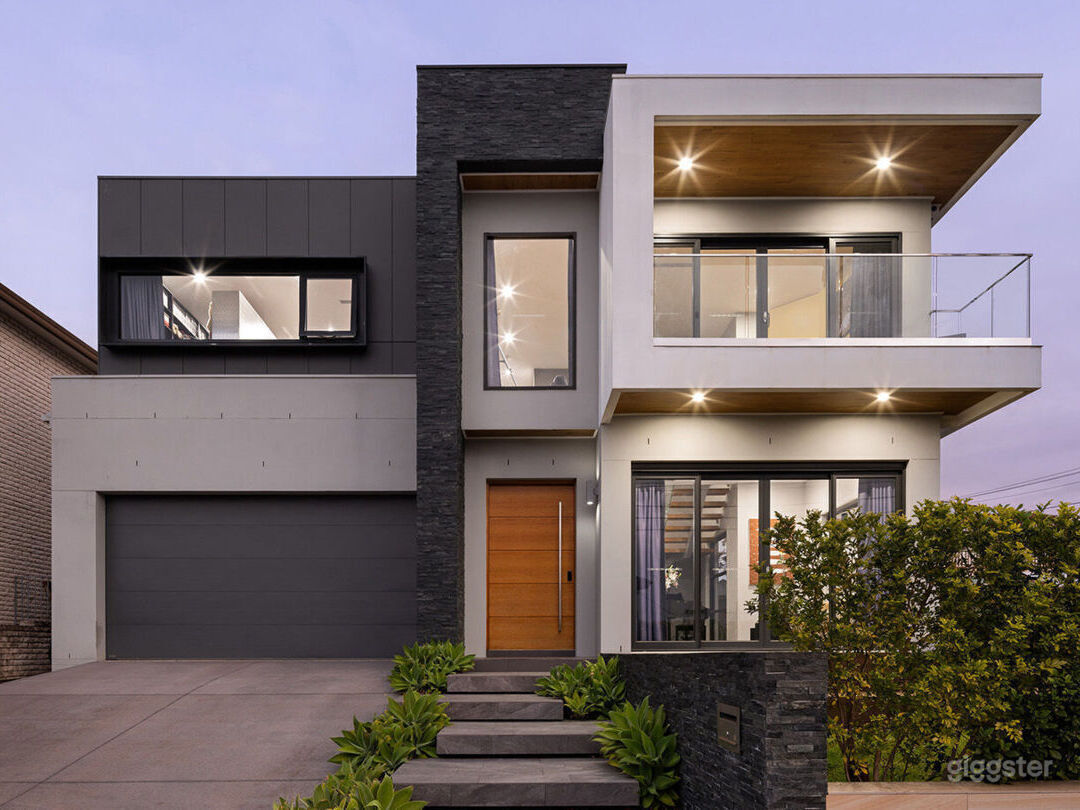 Expansive Water View Large luxury Modern house  Photo 1