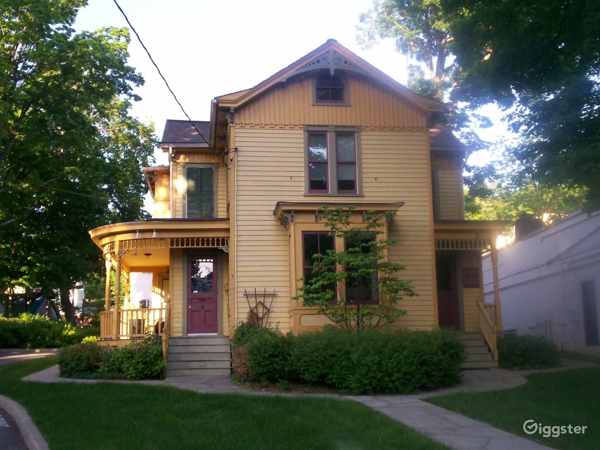 Impeccably designed Art Deco Victorian House Rent this location on