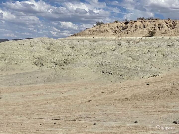180 Acres overlooking the Mojave River Valley Rent this location on