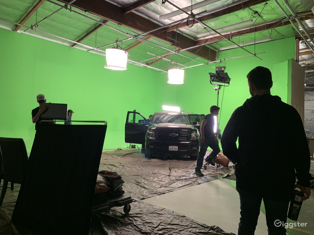 Full Pre Lit 65 Green Screen Studio Rent This Location On Giggster