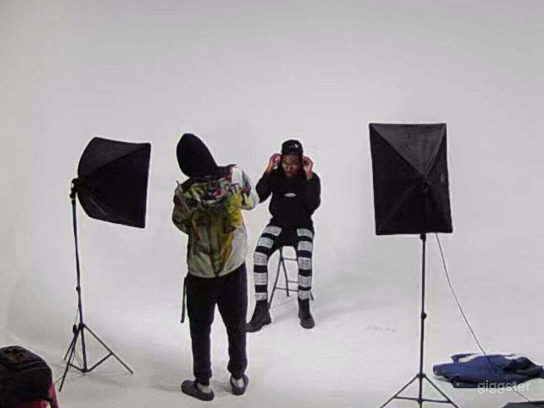 Photography Studio with Infinity Wall Photo 4
